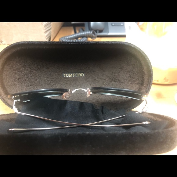 Tom Ford sunglasses mint condition. Green/rose gold, comes with dust cloth/case. - Picture 5 of 5